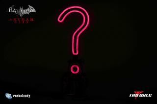 Catwoman Riddler Trophy Replica (exclusive)
