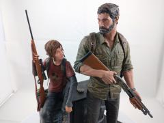 Joel & Ellie Statue (exclusive)