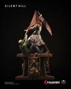 Red Pyramid Thing vs James Sunderland Statue